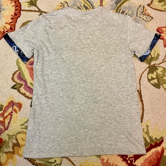 H&M Men's Small Gray T-Shirt with Flower Design Chest Pocket - Picture 4 of 4